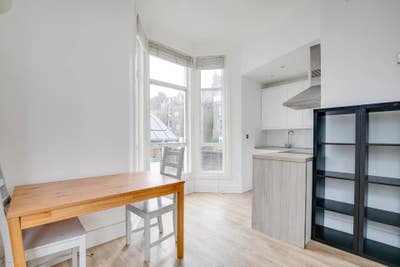 🤩 2 bed flat Earls Court huge Living Room  🤩 Main Photo