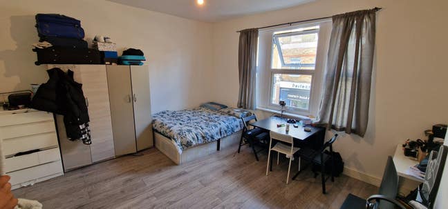Newly Refurbished Onebed Flat Close to Station Main Photo