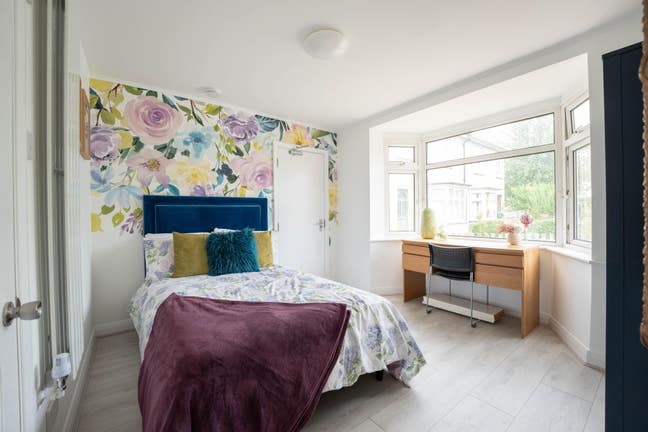 Blue ensuite room nr science park, North Station Main Photo