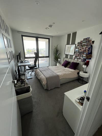 Large double bedroom in new build apartment Main Photo