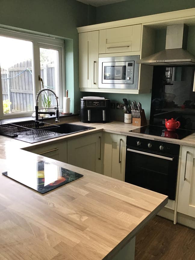 Single room in lovely house share in quiet neighbo Main Photo