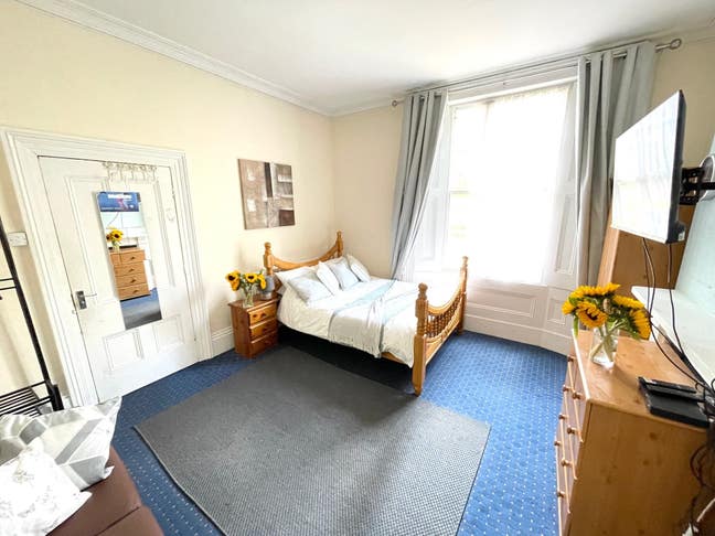 Great double room with TV! Five Ways, Inclusive 💰 Main Photo