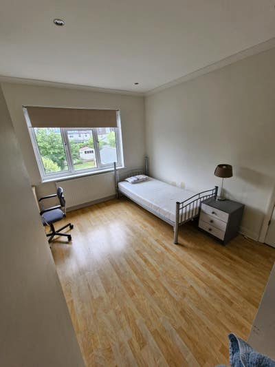 Good sized single room in Worcester Park Main Photo
