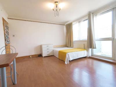 Bright 3 bed flat with balcony, 6 mins Whitechapel Main Photo