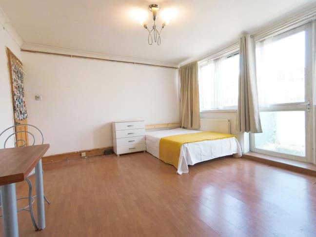 Bright 3 bed flat with balcony, 6 mins Whitechapel Main Photo