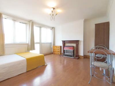 Lovely 3 Bed Flat with Balcony, 6 Mins Whitechapel Main Photo