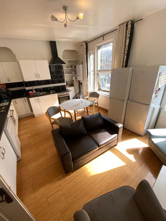 0 Deposit❗ Large Room in Great Location 🚌 Main Photo