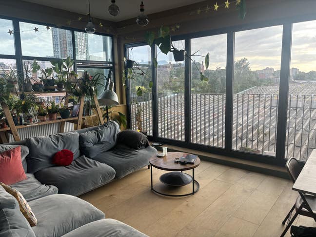Large double in 13 bed warehouse flat n15 Main Photo