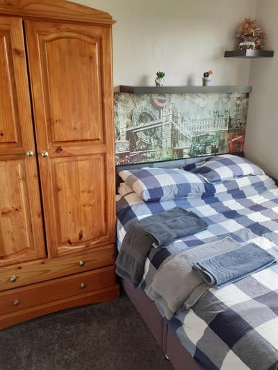  Double bedded room  to let in  4 bedroom house Main Photo