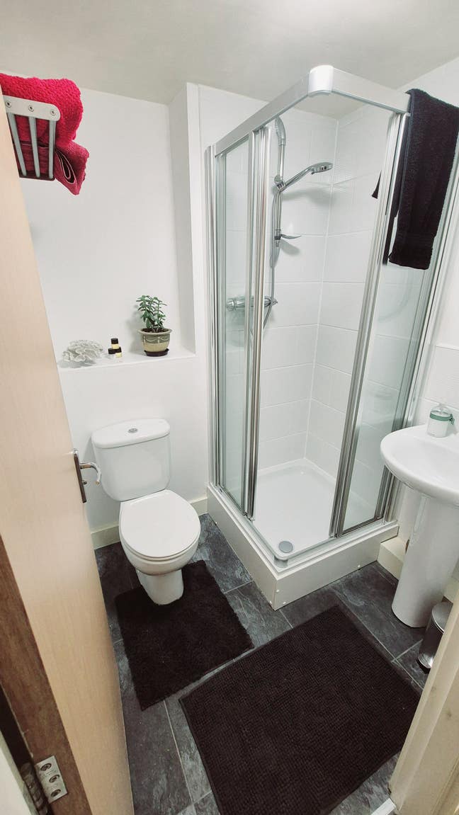 1 bed Studio - ensuite + kitchenette Manc city cen Main Photo