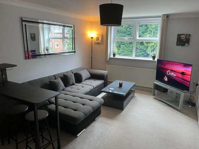 Spacious Apartment, Alexandra Park - Gated Parking Main Photo