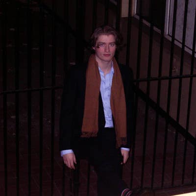 Professional Man 23 looking to team up for flat! Main Photo