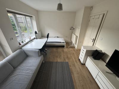 Large Room, SE3 (Zone 3), Kidbrooke Main Photo