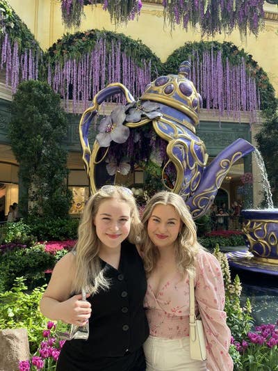Sisters looking for two rooms! Main Photo
