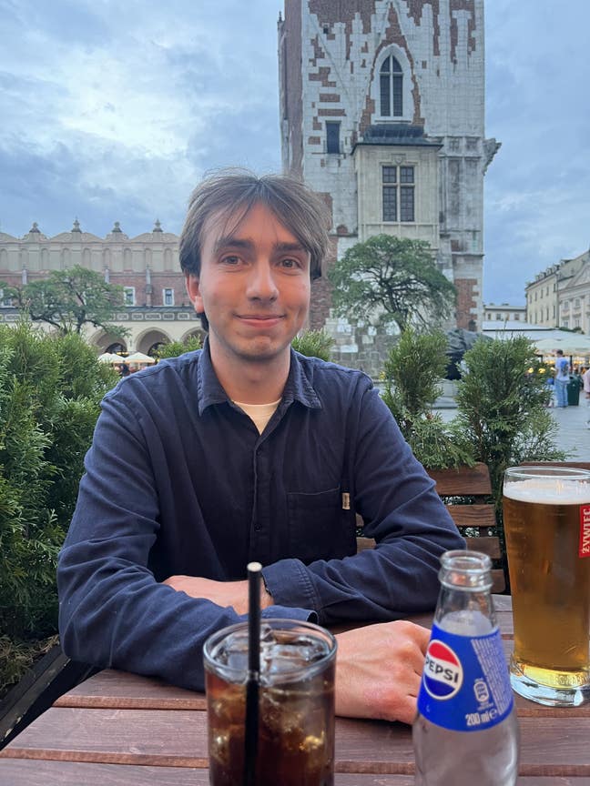 Young professional looking for double room Main Photo