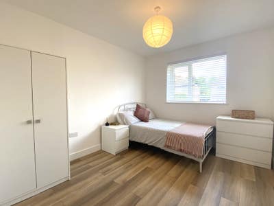 Brand new, modern, fully equipped 6-bed Profession Main Photo