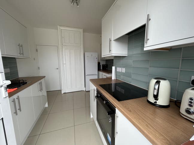 Massive double room in newly decorated flat, NW11 Main Photo