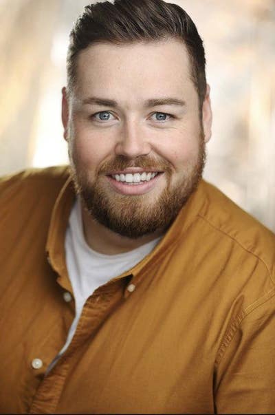 Performer, seeking a london home.  Main Photo