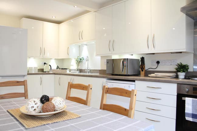 Comfortable Living in a quiet close  Main Photo