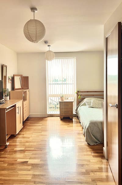 Light spacious 2 bedroom  / 2 bathroom apartment Main Photo