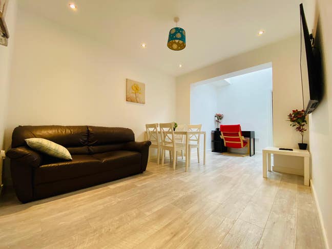 Spacious 7-Bedroom Apartment in Orpington Main Photo