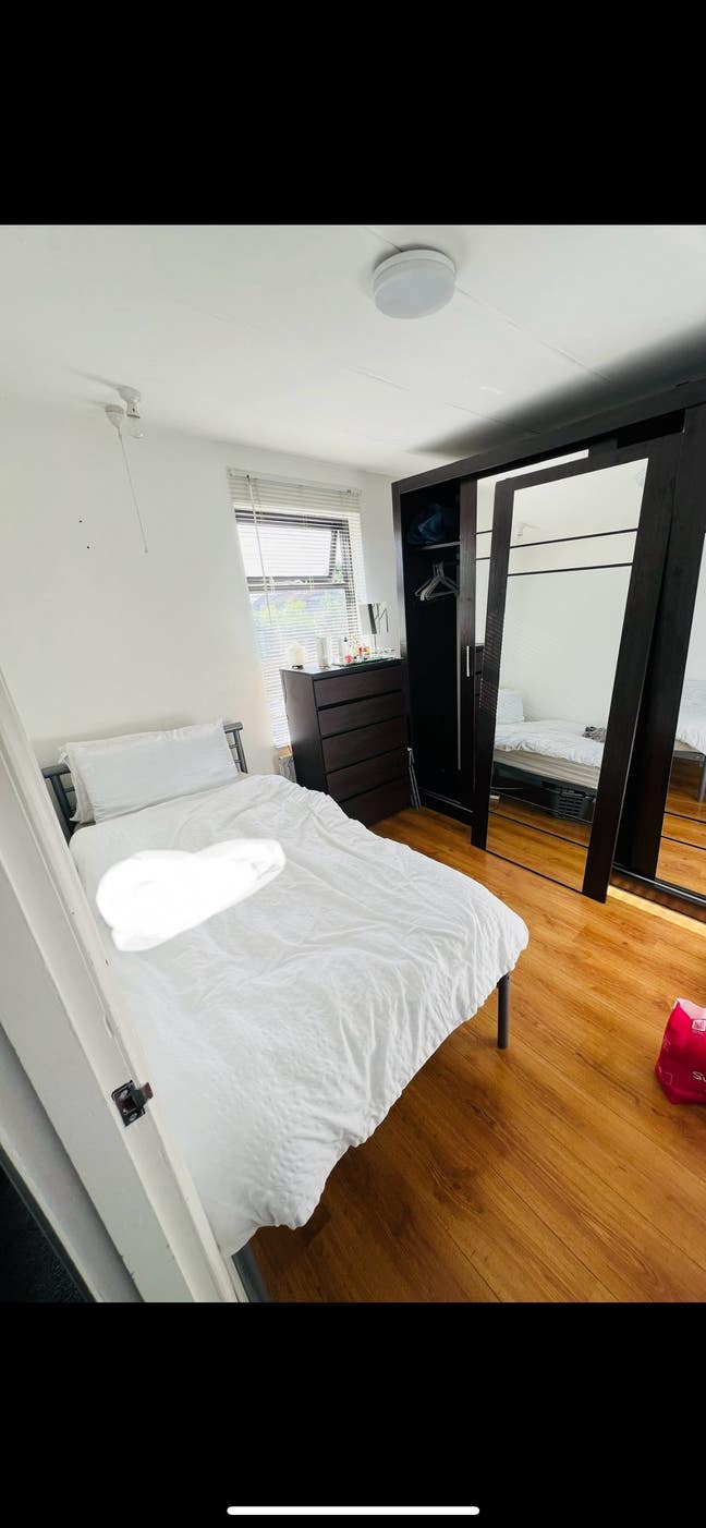 5 mins walk from Gidea park station Main Photo