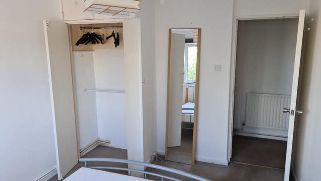 A large bright double bed room in a nice area  Main Photo