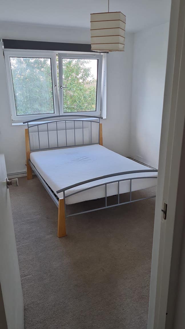 A large bright double bed room in a nice area  Main Photo