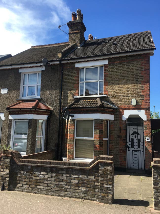 Modern bedsit in central Bromley Main Photo