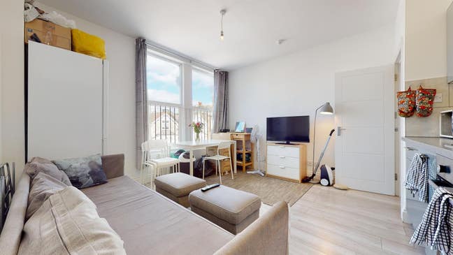 Spacious 3 Bed Flat In Kilburn with a balcony  Main Photo