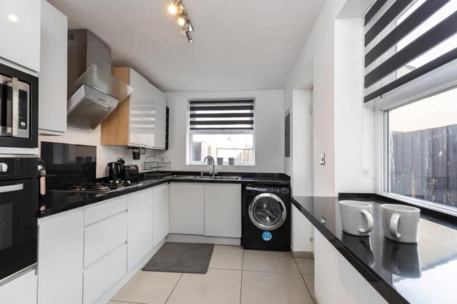 Professional house share 2 double rooms Main Photo