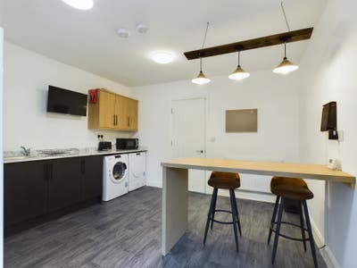 Three Bedroom Shared House - Alverthorpe St Main Photo