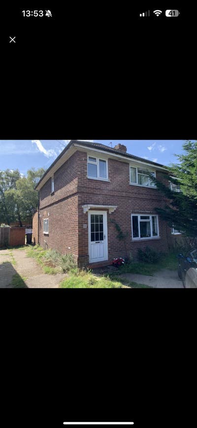 20 min-walk RHUL, close to shops Main Photo