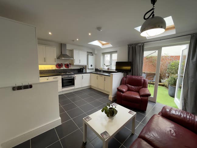 Central townhouse near Ninesprings Main Photo