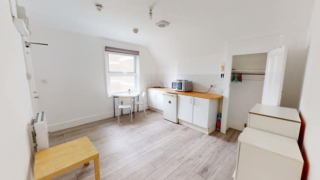 Spacious Double Bedroom with Kitchen, N20 Main Photo