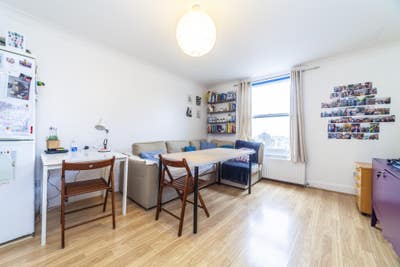 Stunning Two-Bedroom Flat on Harrow Road, Maida Va Main Photo