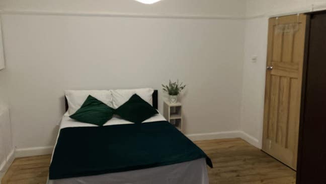  Large room in Victorian house Main Photo