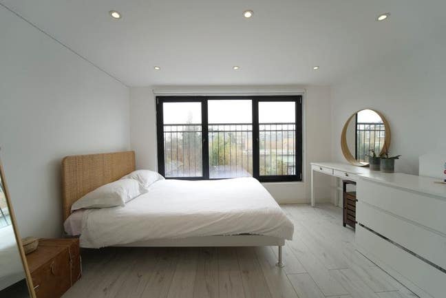 Brentford Station - Large Double with Ensuite Main Photo