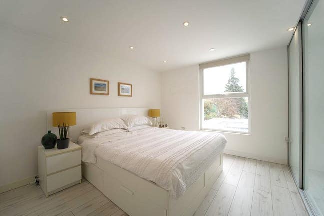 Brentford Station - Large Double & Ensuite Main Photo