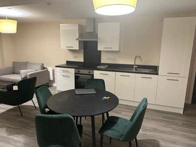 Big Ensuite available in M15 from AUG 6 for £850pm Main Photo