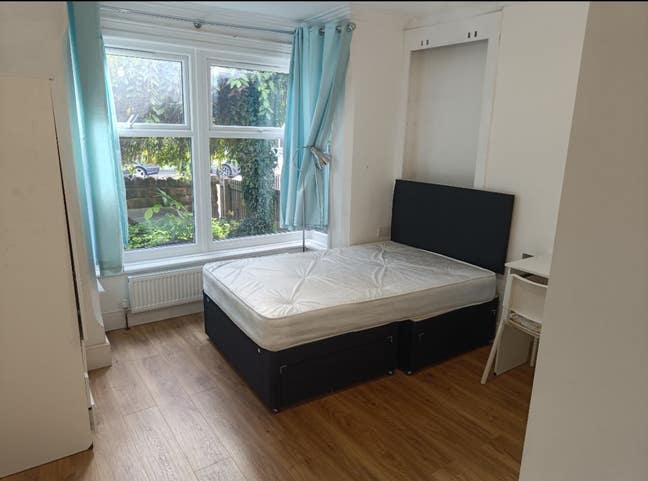 Double Rooms with En-suite Beeston Central  Main Photo