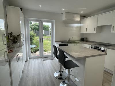 Modern, furnished, bills inc. Close to KMH, &pound;495 Main Photo