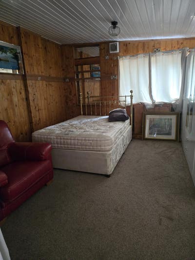 Very large en-suite room available  Main Photo