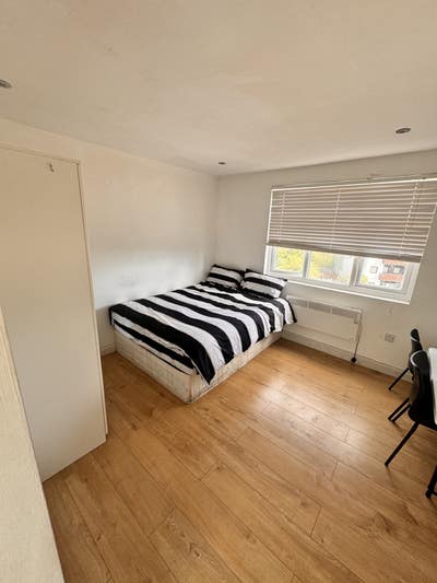 Spacious studio available next to Upney station Main Photo