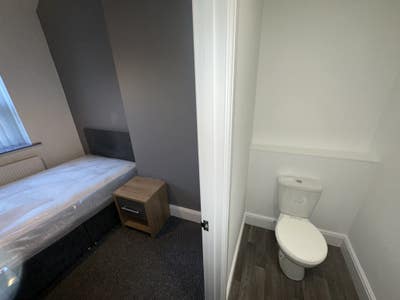 Ensuite  room close to Warrington hospital Main Photo