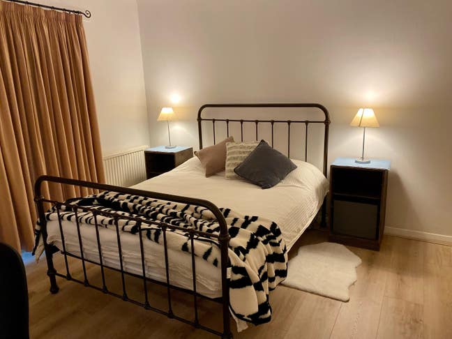Double room in a beautiful quiet residential area Main Photo