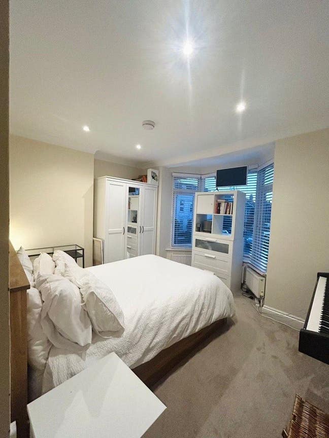 Spacious first floor 1 bedroom flat for rent  Main Photo