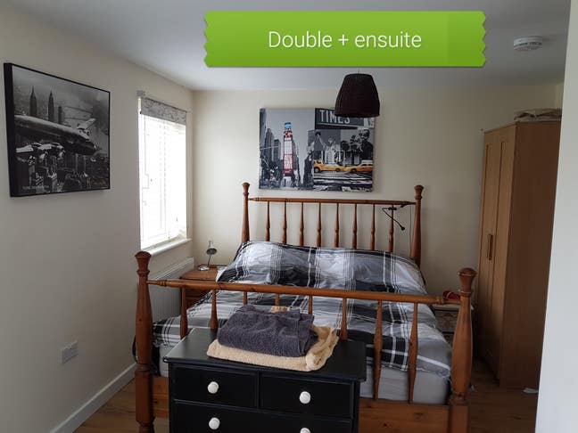 Spacious double en-suite room in large house  Main Photo