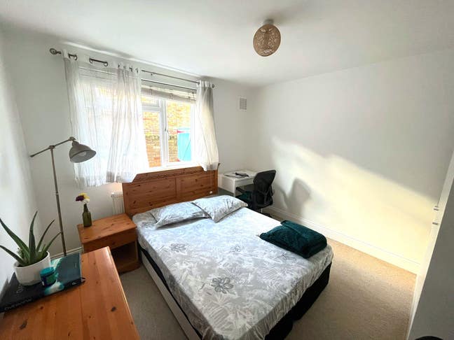 Double Room Leyton Road, London, SW19 Main Photo
