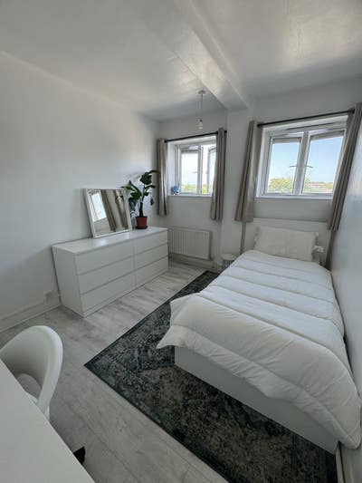 Bright & Spacious Room in Central London Main Photo